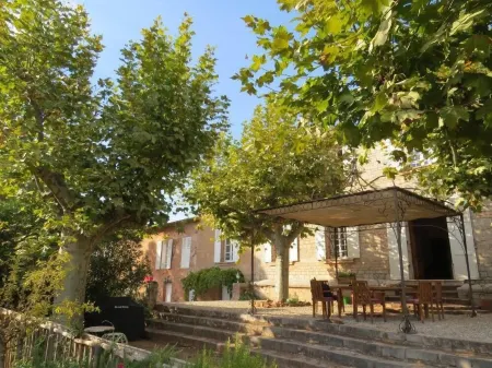 Bed and Breakfast la Grande Lauzade Отели в г. Флассан-Сюр-Иссоль