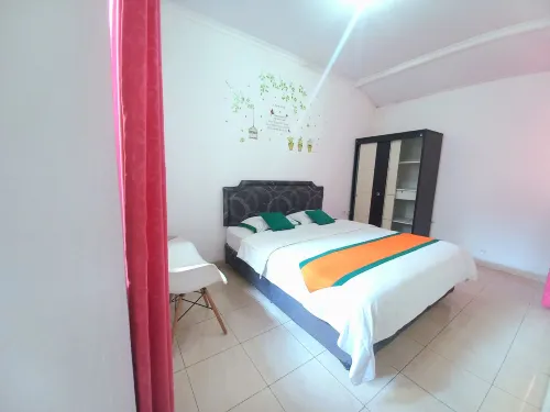 Homestay Jogja 4 Kamar Tidur Full AC Seputaran Umbulharjo Dekat Gembira Loka Hotels in Umbulharjo