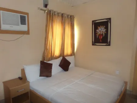 De Lawrence Court and Suites