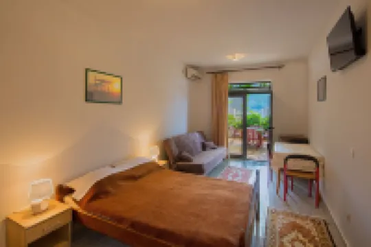 Madra Rooms and Apartments