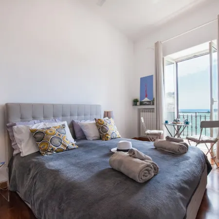 NapoliCentro Mare - Sea View Rooms & Suites Отели рядом с достопримечательностью «Прогулка»