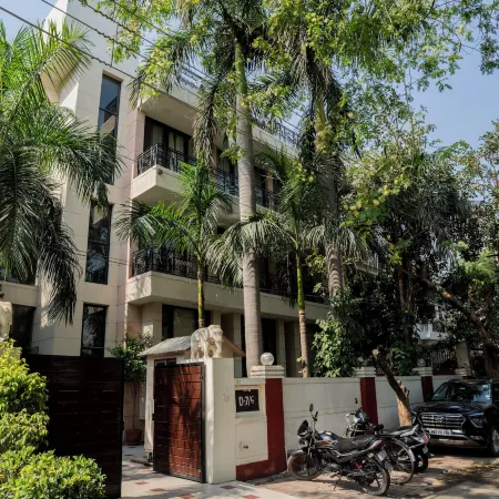 Ahuja Residency Parklane Отели рядом с достопримечательностью «Офис IndiGo»