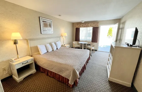 麥基諾庭院廣場套房酒店