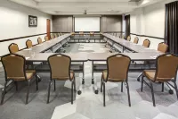 伯明翰 - 因弗內斯燭木套房飯店 - 停車場