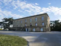Château de Tauzies, the Originals Relais فنادق في Brens