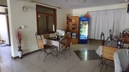 The Golden Apple Guest House Отели рядом с достопримечательностью «BHL»