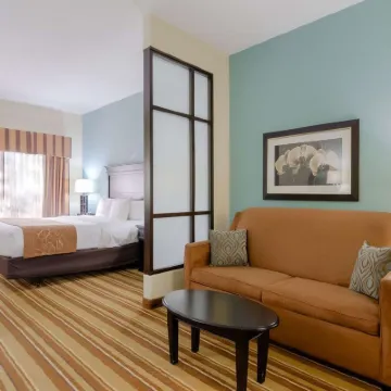 Comfort Suites Topeka Northwest Hotels near Wanamaker Square