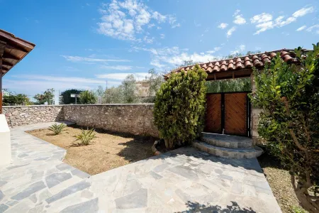 Elida Inn Near ATH Airport Отели в г. Markopoulo