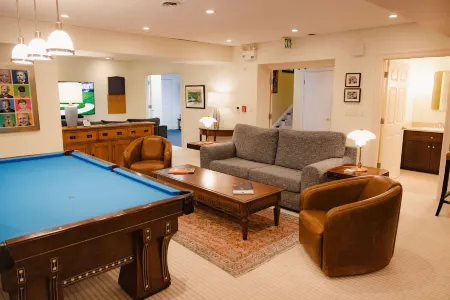 Oakmont Inn Отели рядом с достопримечательностью «Fox Chapel Golf Club»