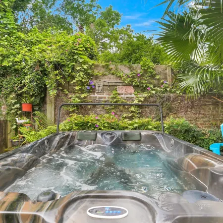 B&W Courtyards