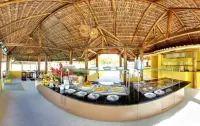 Makaira Beach Resort - Kolam Renang