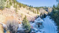 Family Friendly house on the creek at Valley Glen