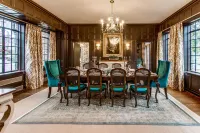 Julian Price House Hotels in Gilmer