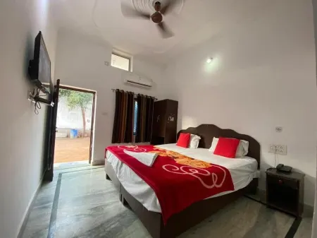 Karma Hostel Отели рядом с достопримечательностью «Кандарья-Махадева»