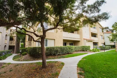 Walk to Beach, Pets ok, A/C, Pool, gym, spa, Patio, Pkg, Wifi, 24hr guarded gate