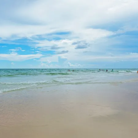 1st Floor, Walkable to Dining, Shopping, Beach - Sleeps 6