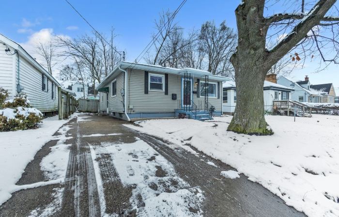 Lovely Pet Friendly Three Bedroom in Desirable Urbandale Location! 3 Home by Redawning