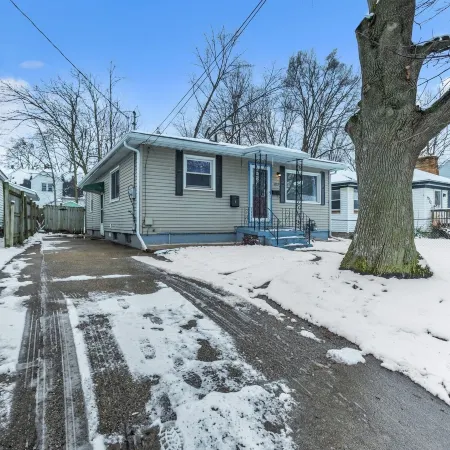 Lovely Pet Friendly Three Bedroom in Desirable Urbandale Location! 3 Home by Redawning