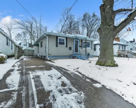 Lovely Pet Friendly Three Bedroom in Desirable Urbandale Location! 3 Home by Redawning Hotels in Wyoming