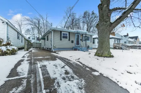 Lovely Pet Friendly Three Bedroom in Desirable Urbandale Location! 3 Home by Redawning Отели рядом с достопримечательностью «Парк Лемери»