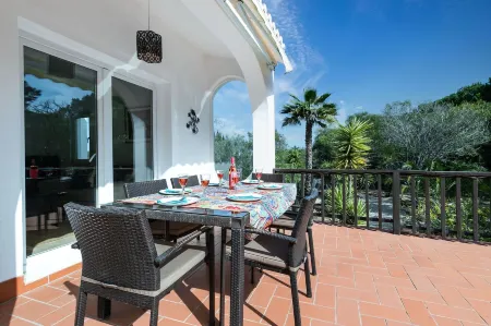 Serena - Magnificent Four Bedroom Villa Отели рядом с достопримечательностью «Serenity - Centro do bem-estar»