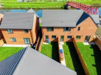 Stunning 2-Bed House in Manchester with Canal View