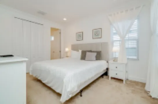 Beautiful Home Near Disney with Private Pool! 5 Bedroom Villa by Redawning Hotels in 