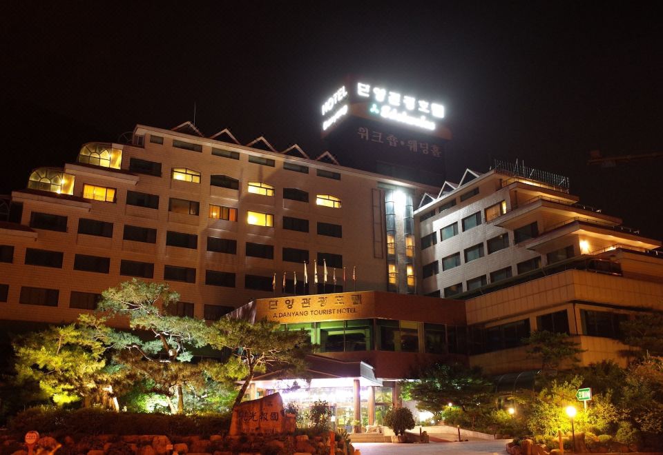 단양의 아름다운 강변 풍경