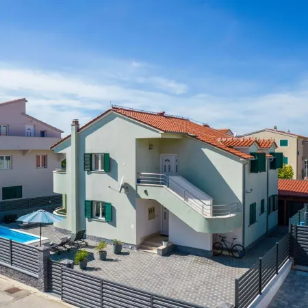 Villa S