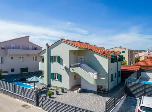 Villa S