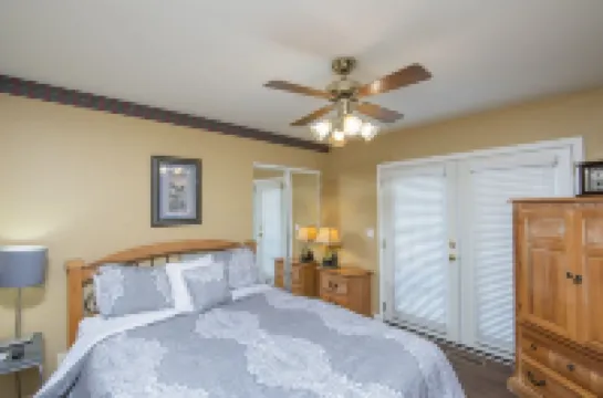 Our Tennessee Mountain Home - Great Location! Close to All the Action! 2 Bedroom Cabin by Redawning