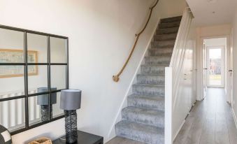 Beautifully Refurbished 4-Bed Beachside Retreat