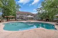 Family Retreat with Autumn Views and Fireplace Hotels in Stony Point