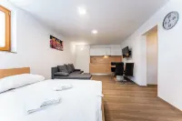 PJ Apartments & Wellness - Hot Tub & Sauna - Free Parking - Balcony