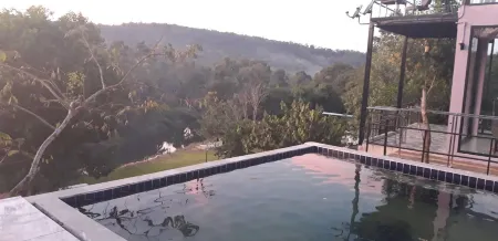 Phu Fah Chai Nam Resort Отели рядом с достопримечательностью «Wat Khao Yai Thiang Tai»