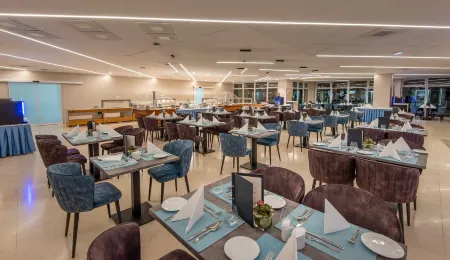 Hunguest Hotel Panoráma Отели рядом с достопримечательностью «Термальное озеро Хевиз»