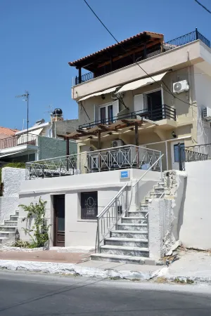 Jimmy's Apartments Отели в г. Самос