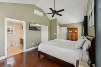 Bayside Heated Salt Water Pool & Hot Tub Oasis - Boutique