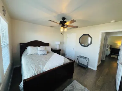 Charming 3-bedroom house with AC, WiFi in tranquil Hobbs Smokes 4 Less附近的飯店