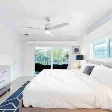 Beachside 2BR/2BA - Pool, Balcony, Parking - Steps to the beach Rooms