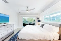Beachside 2BR/2BA - Pool, Balcony, Parking - Steps to the beach