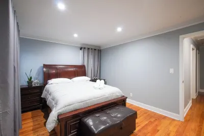 Modern 2-floor, 3-bedroom apartment 20 minutes from Manhattan. Hotels near West New York Parking Authority