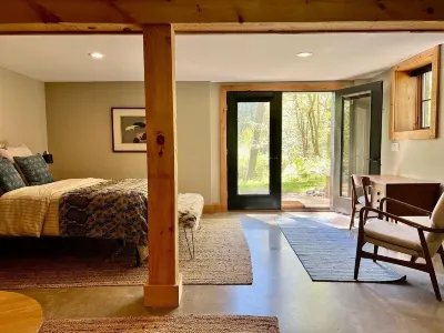 Hudson Valley stunning lake side modern barn in an Enchanted Forest FAKHOURI PLAZA附近的飯店