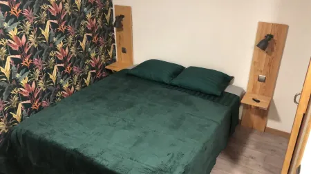 Apartment in the heart of the village with all amenities and the Gaillac vineyards Отели в г. Каюзак-сюр-Вер