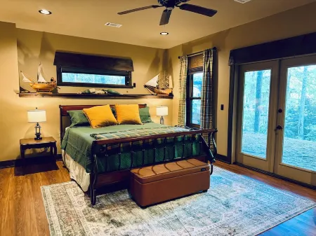 Family Fun! Diving Board/Water Slide/Boat Bar/ Beach/Jump Platforms/Green Lights