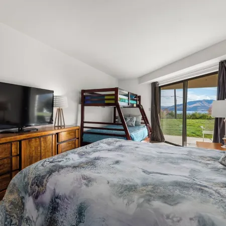 Halmalka Condo 512A Private Hot Tub, 3-bed 2 bath, Sleeps 8, By Outdoor Pool
