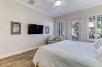 Luxury ground level condo. Golf cart, bikes, included.