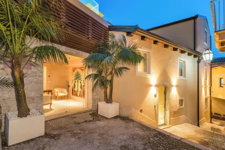 Taormina Infinity Suites Отели рядом с достопримечательностью «Палаццо Корвайя»