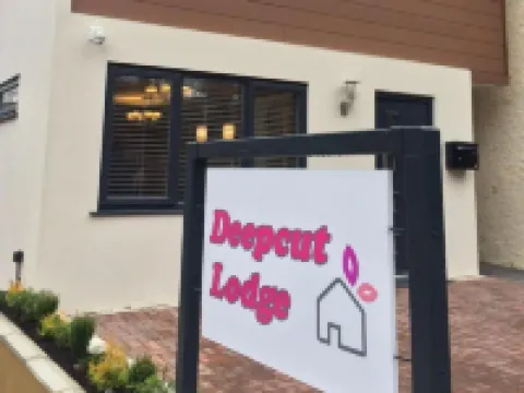 Deepcut Lodge Bed & Breakfast Self Service Hotels in Deepcut