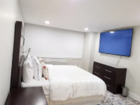 Charming Penthouse of 2-bedroom apartment in Towson with AC, fitness room, WiFi タウソンのホテル